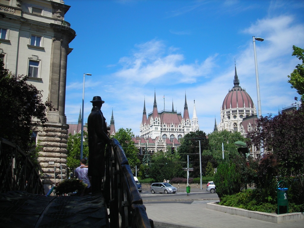 Estatua de Imre Nagy frente al Parlamento de Budapest