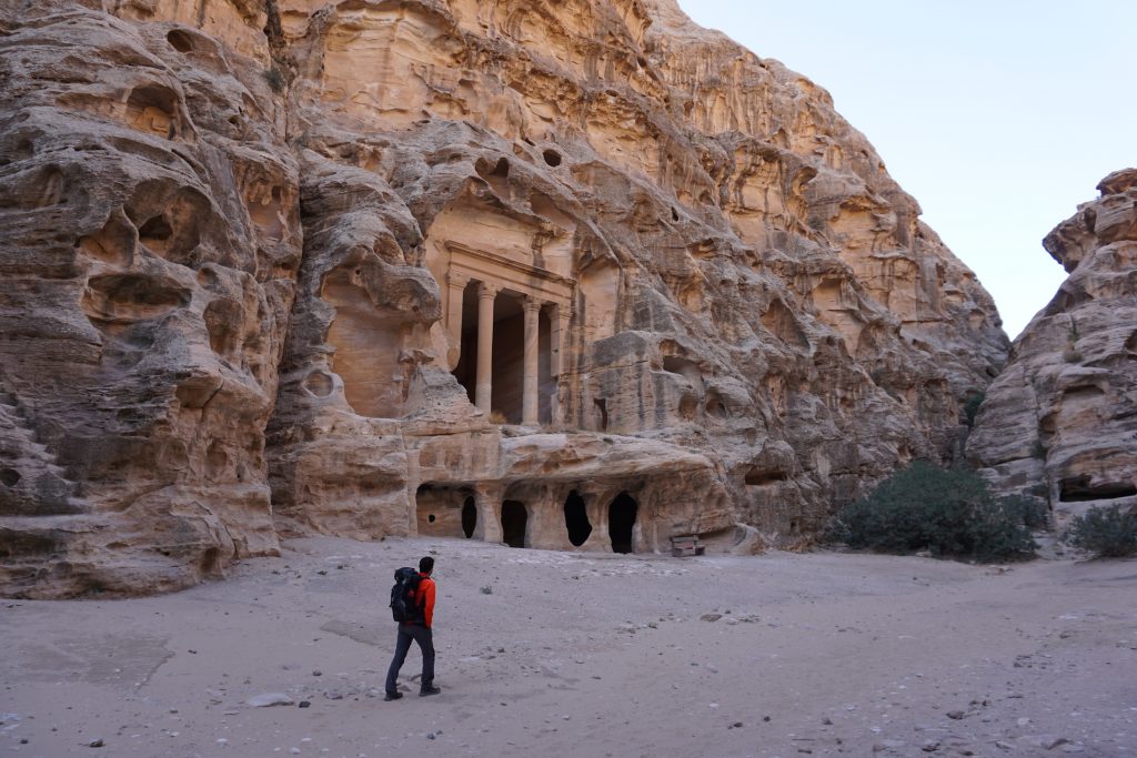 Comenzamos el trekking explorando La Pequeña Petra