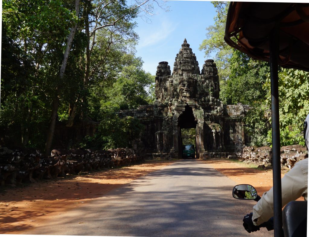 Cruzando la Puerta de la Victoria de Angkor Thom