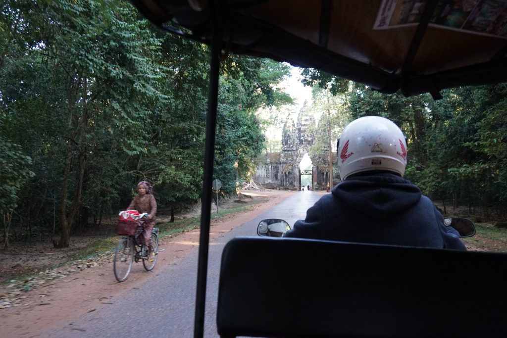 En tuk-tuk por los Templos de Angkor, Camboya