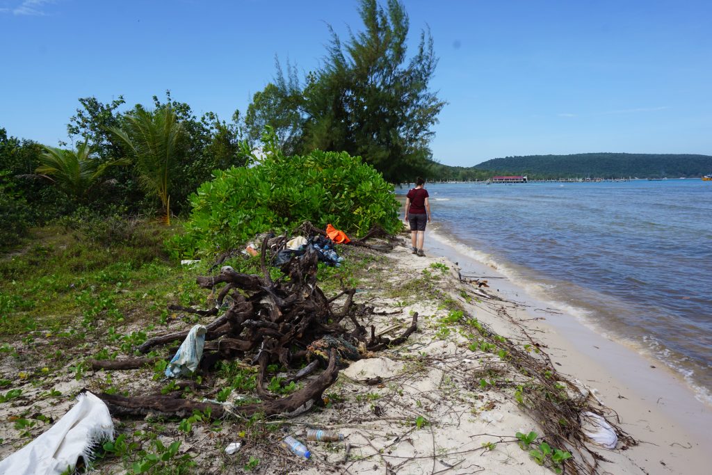 Paseando entre los plásticos que trae la marea a Saracen Bay