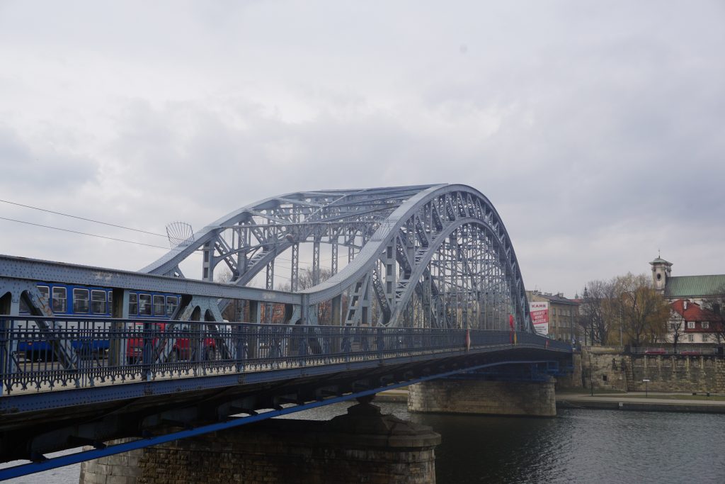 Puente Józef Pilsudski, el más antiguo de Cracovia que hoy día sigue en pie y es por el que tristemente los nazis trasladaron a los judíos hasta el Gueto.